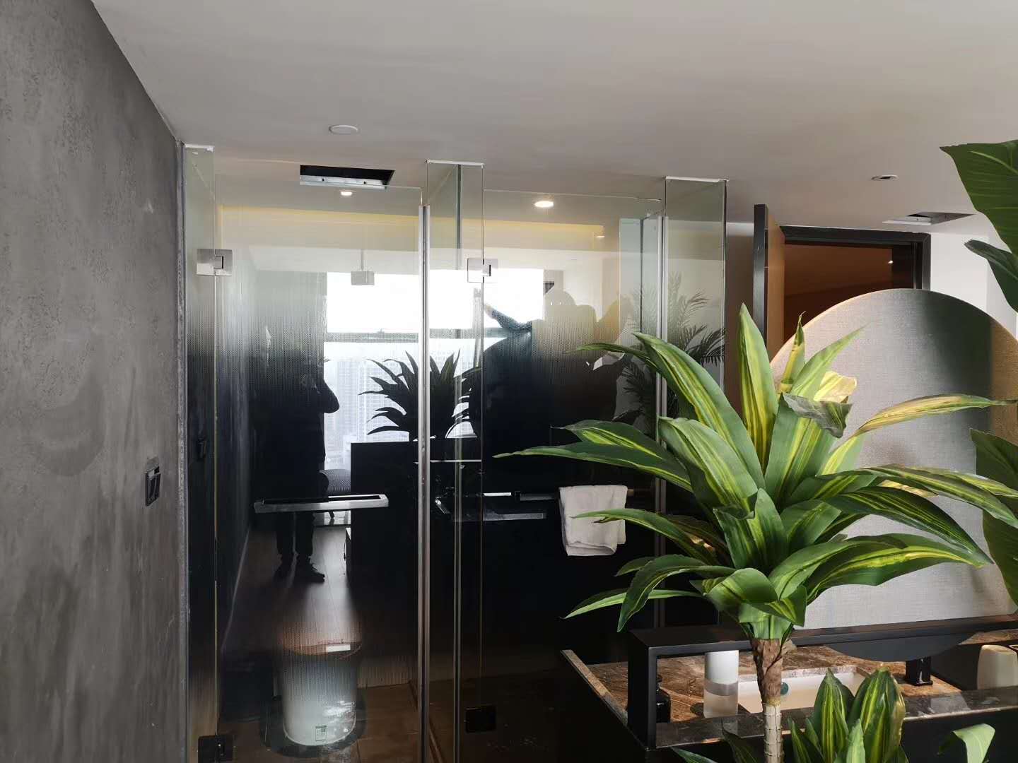 重慶輝祥彬節(jié)能科技有限公司,太陽(yáng)隔熱膜,安全防爆膜,輝祥貼膜,重慶輝祥貼膜.玻璃貼膜. 建筑膜 .隔熱膜.貼膜.龍膜建筑膜.山太克建筑膜.KDX建筑膜.